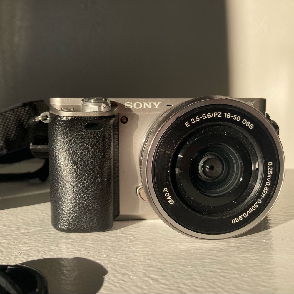 Sony a6000 Wi-Fi ILCE Good-Condition